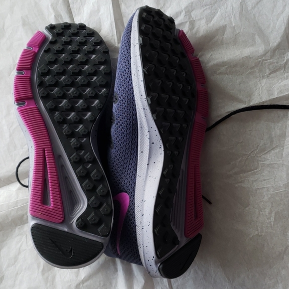 Nike size 10 - Picture 3 of 7